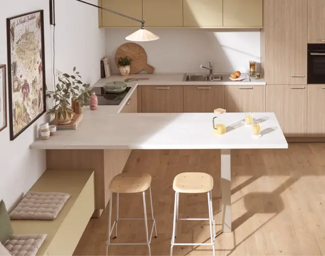 Moderne Küche mit warmen Holzfronten, dunklem Hochschrank, offenen Regalen und integrierten Elektrogeräten, stilvoll inszeniert mit strukturierter Wand und natürlichem Lichteinfall.